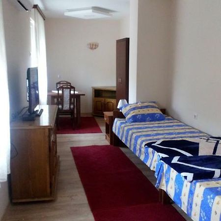 Guest House Green View Πίροτ Εξωτερικό φωτογραφία
